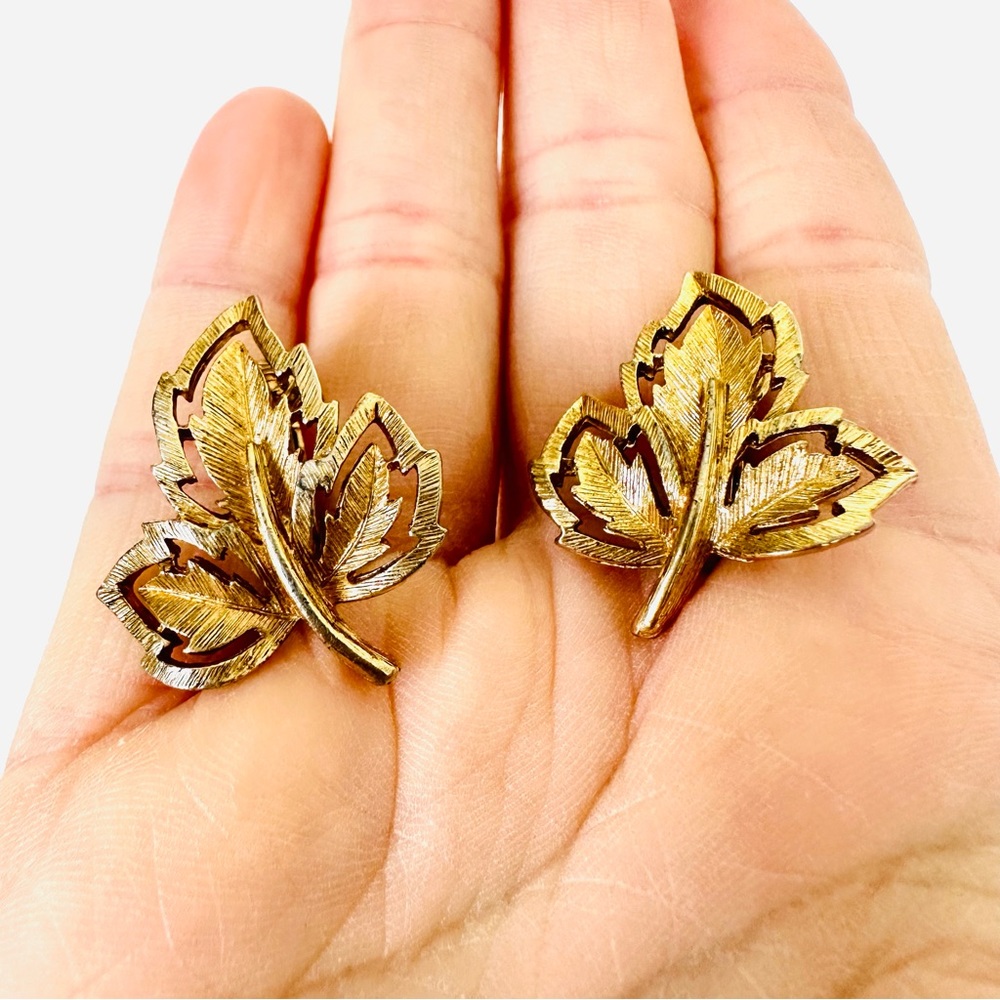 SARAH COVENTRY Small Vintage Gold-tone Clip On Leaf Earrings Mid-Century MCM